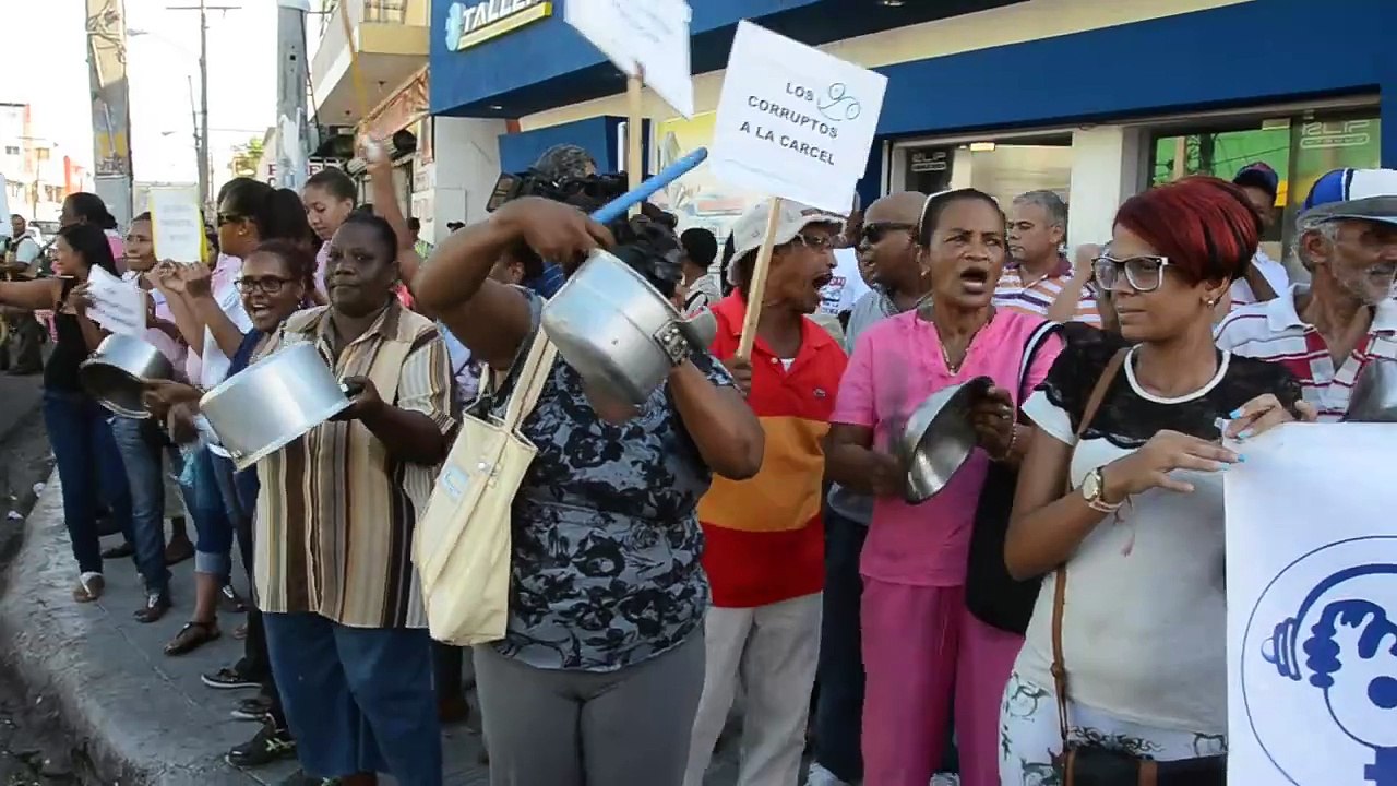 Amas de casa protestan por altos costos de la canasta básica