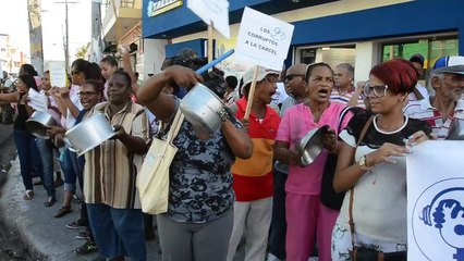 Amas de casa protestan por altos costos de la canasta básica