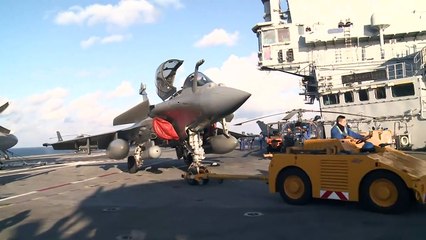 Francia refuerza lucha contra EI con portaaviones