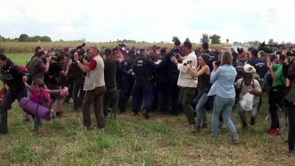 La reportera húngara que pateó migrantes