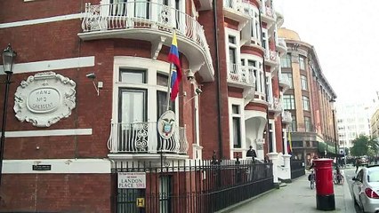 Caso Assange: policía reduce vigilancia de embajada de Ecuador