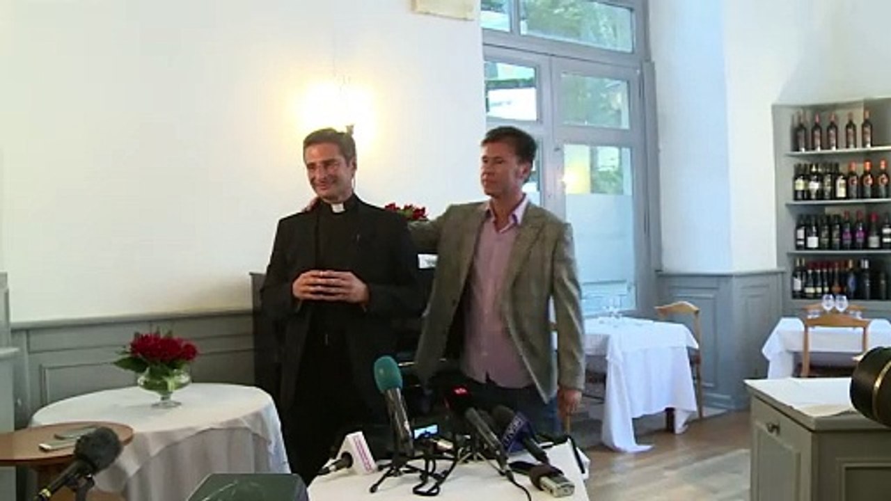 Cura sale del armario a un día del sínodo del Vaticano