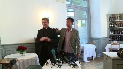Cura sale del armario a un día del sínodo del Vaticano