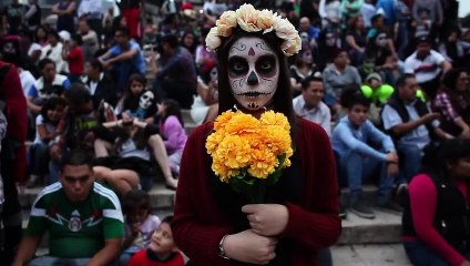 Mexicanos se visten de la muerte y celebran la vida