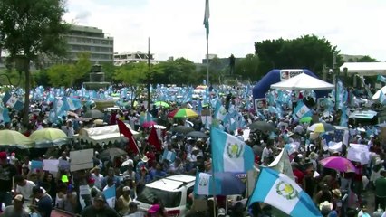 Miles exigen dimisión del presidente de Guatemala