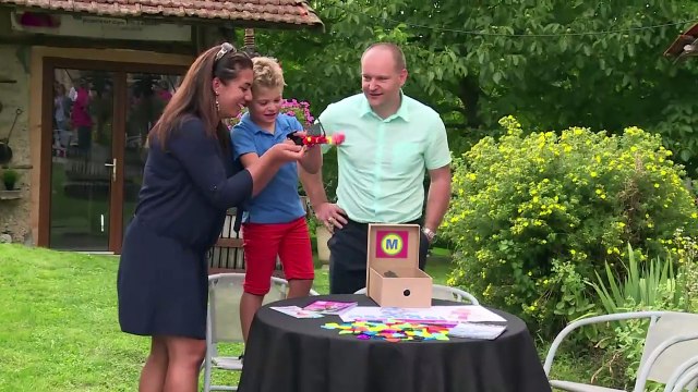 Niño usa prótesis de mano construida en impresora 3D