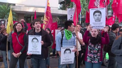 Mexicanos en Buenos Aires recuerdan un año de Ayotzinapa
