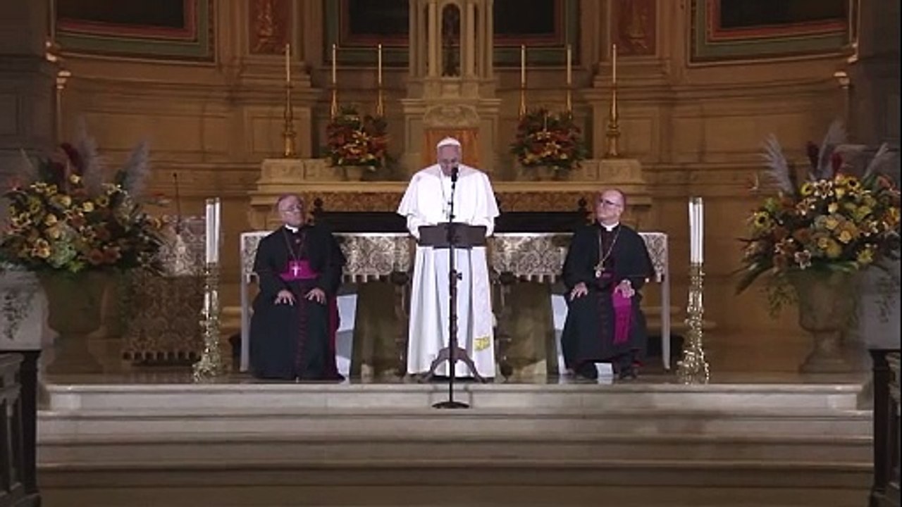 “Dios llora” por pedofilia, dice el papa