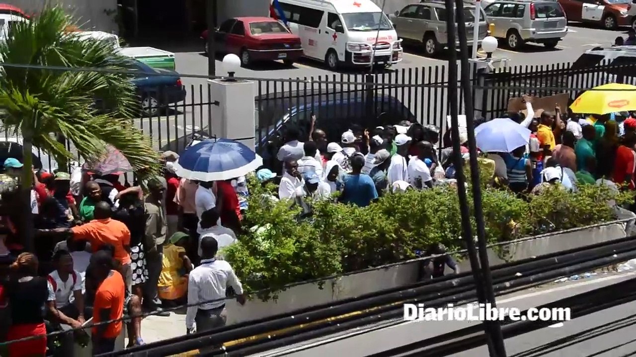 Haitianos buscan sus documentos