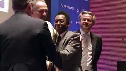 Pelé sometido a cirugía de columna
