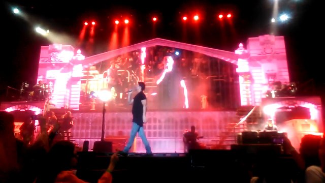 Ricardo Arjona, durante su presentación de la canción Señora de las Cuatro Décadas