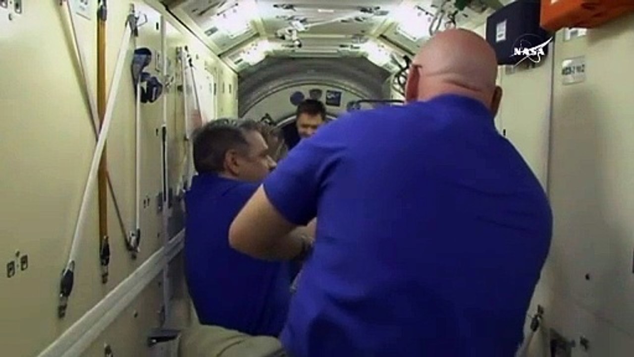 Nave espacial Soyuz llega a la ISS con tres astronautas