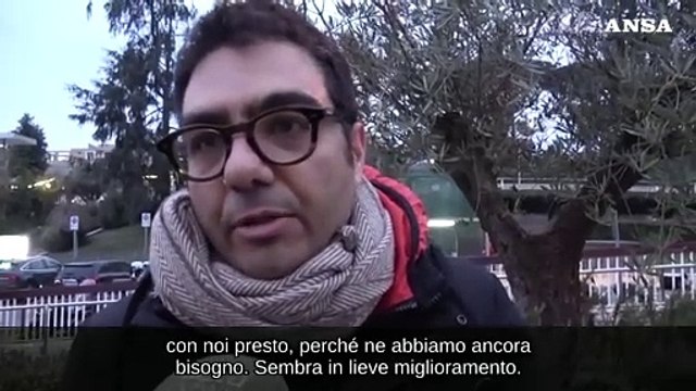 Papa Francesco ricoverato, le preghiere dei fedeli davanti al Gemelli