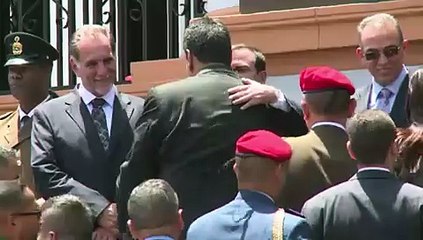 Maduro condecora a “cinco héroes cubanos”