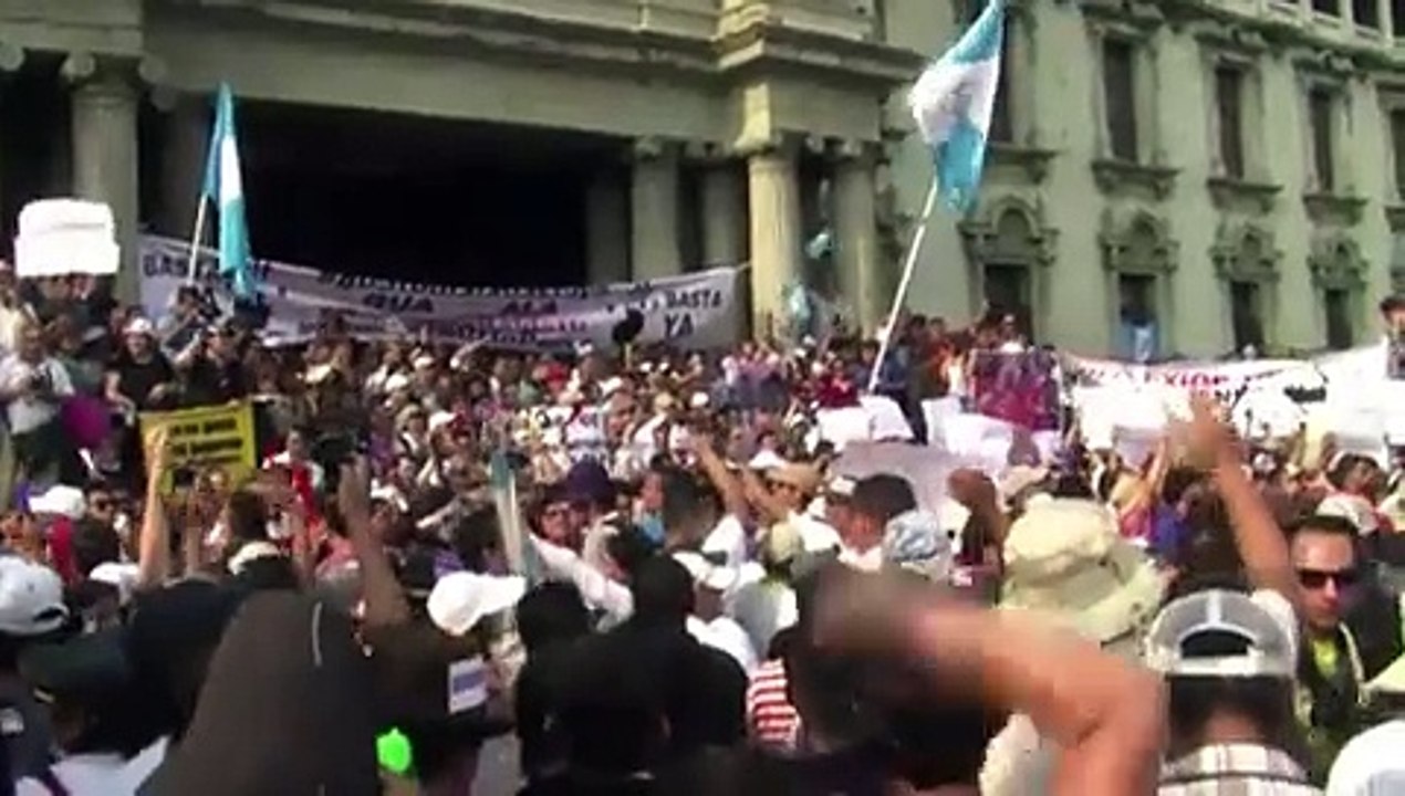 Guatemaltecos piden renuncia de presidente
