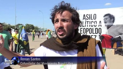 Manifestantes piden destitución de Rousseff