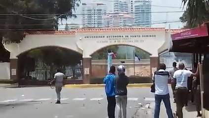 Grupo realiza protestas violentas alrededor de la UASD; suspenden docencia