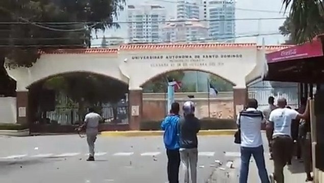 Grupo realiza protestas violentas alrededor de la UASD; suspenden docencia
