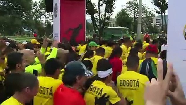Colombianos corren contra las minas