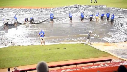Secando el infield del estadio Quisqueya