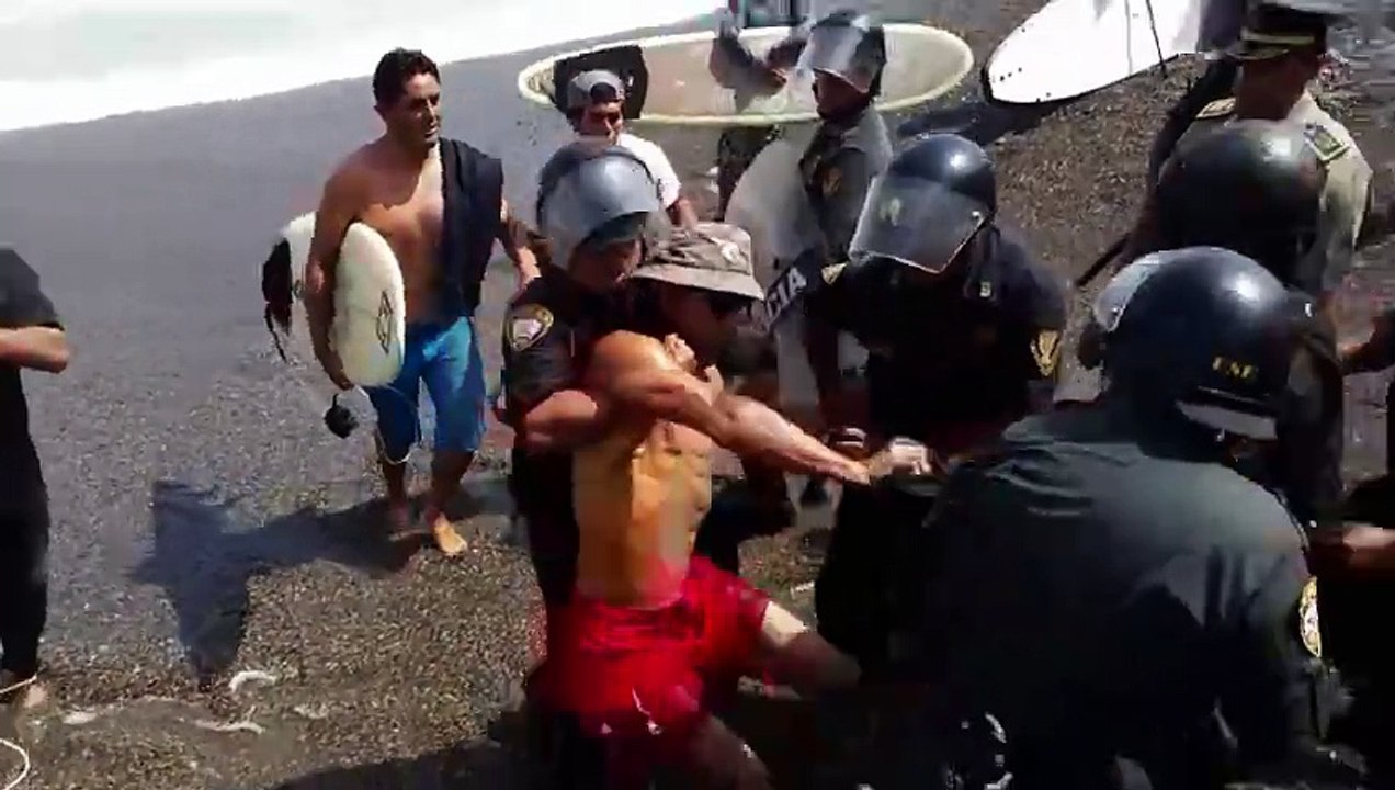 Surfistas protestan en Lima
