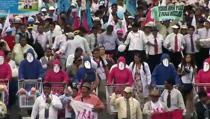 Marcha masiva contra el aborto en Perú