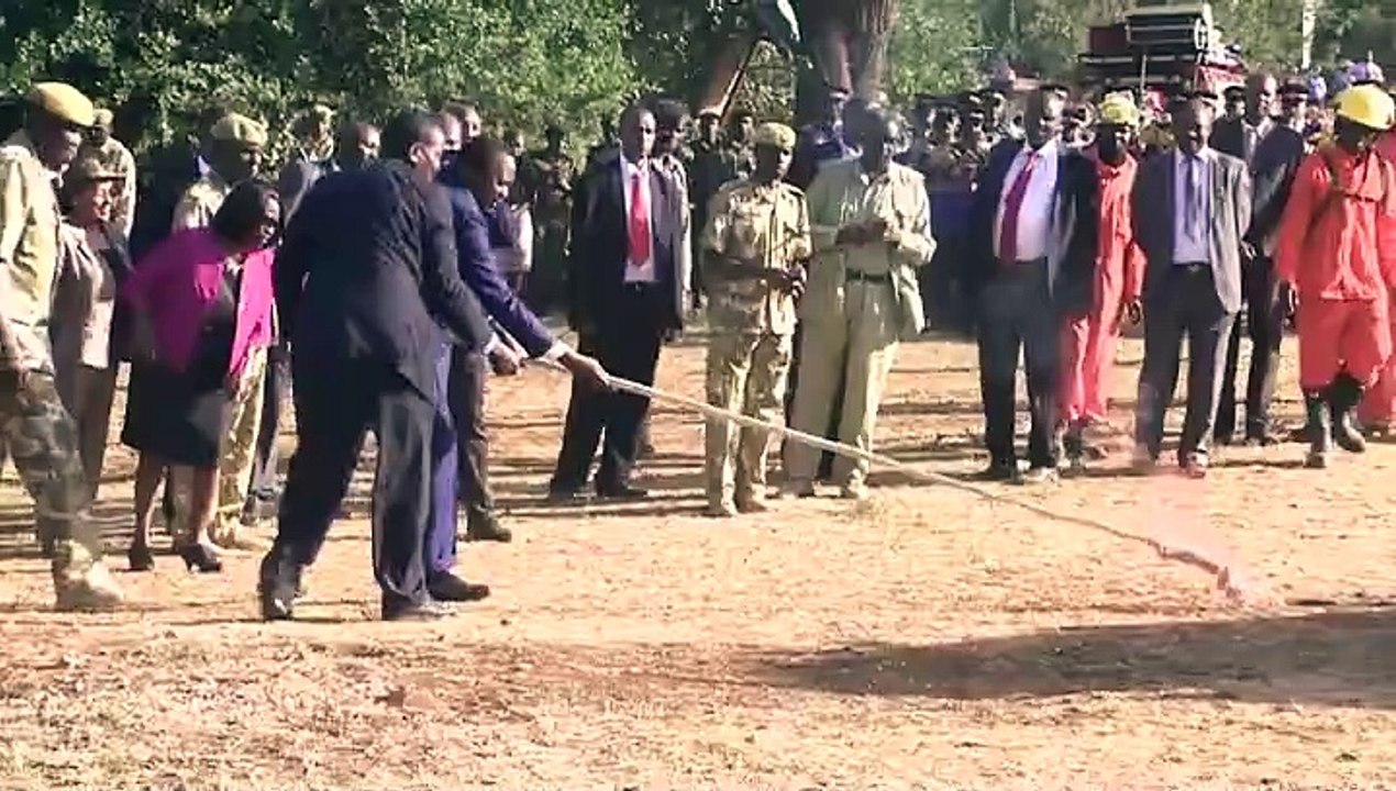 Presidente de Kenia quema marfil