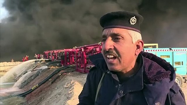 Iraquíes luchan contra incendios provocados en pozos petroleros