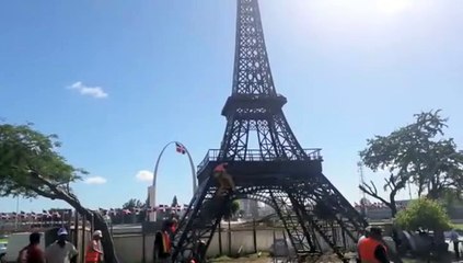 Torre Eiffel frente a la Plaza de la Bandera
