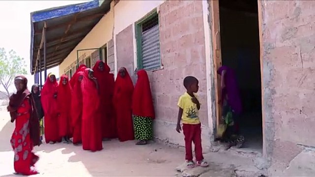 La escuela, escape de la tradición para niñas esposas en Kenia