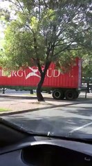 Camión sobre la isleta de la avenida Winston Churchill