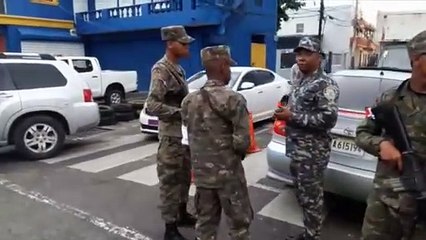Policías y militares realizan retenes