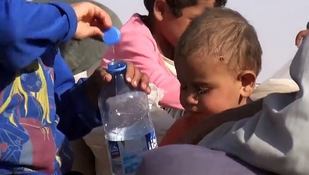Refugiados de Mosul, bajo fuego cruzado en la frontera con Siria