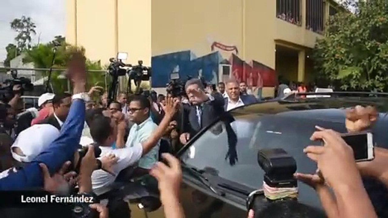 Leonel a la salida de la Escuela República Dominicana