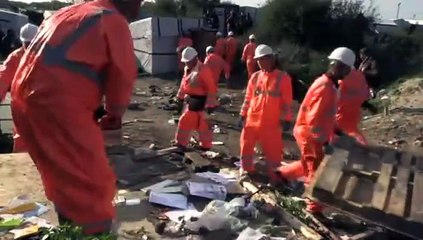 Comienzan a demoler campamento de migrantes de Calais