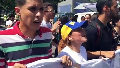 Estudiantes venezolanos protestan tras suspensión de referendo