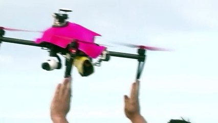 En una playa de Francia, drones al rescate
