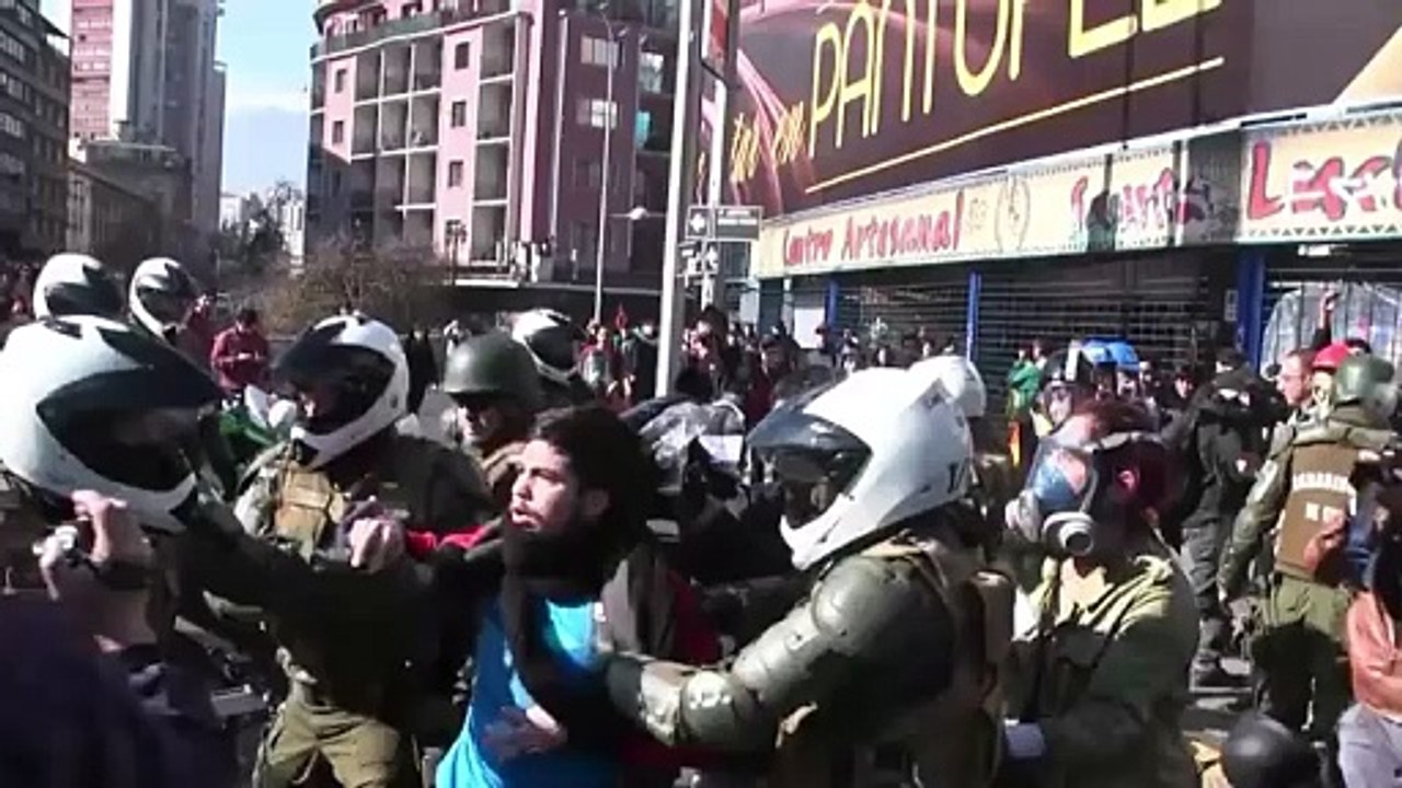 Estudiantes chilenos protestan inconformes con plan de gratuidad