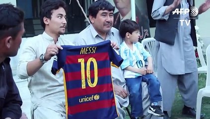 El pequeño “Messi afgano” huye de Afganistán