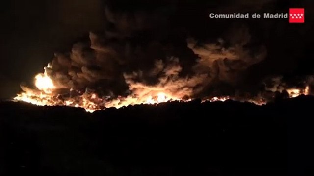 Enorme incendio en vertedero de llantas en España