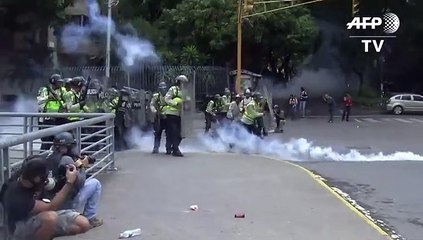 Policía venezolana bloquea marcha opositora