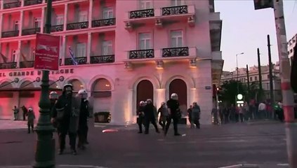 Miles de personas protestan en Grecia por reforma de pensiones