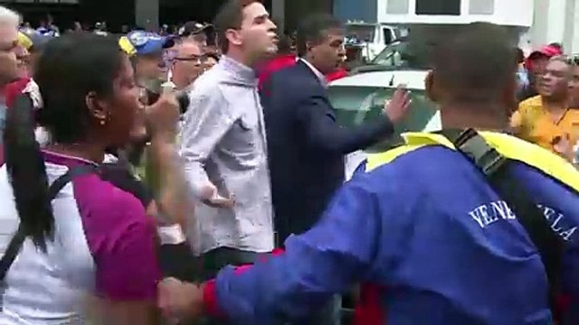 Opositores y chavistas, a los golpes en Caracas