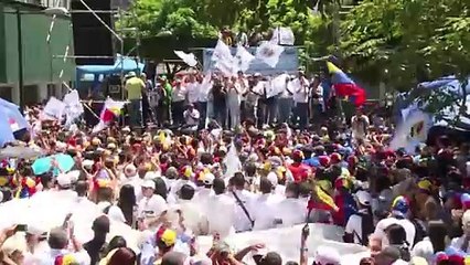 Oposición y chavismo venezolanos salen a las calles