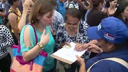 Oposición venezolana recoge firmas para activar revocatorio