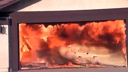 Un muerto en un gigantesco incendio forestal cerca de Los Ángeles