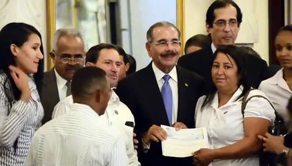 Danilo Medina entrega cheques a 40 Asoc. de Productores de 20 Provincia del Pais.f4v