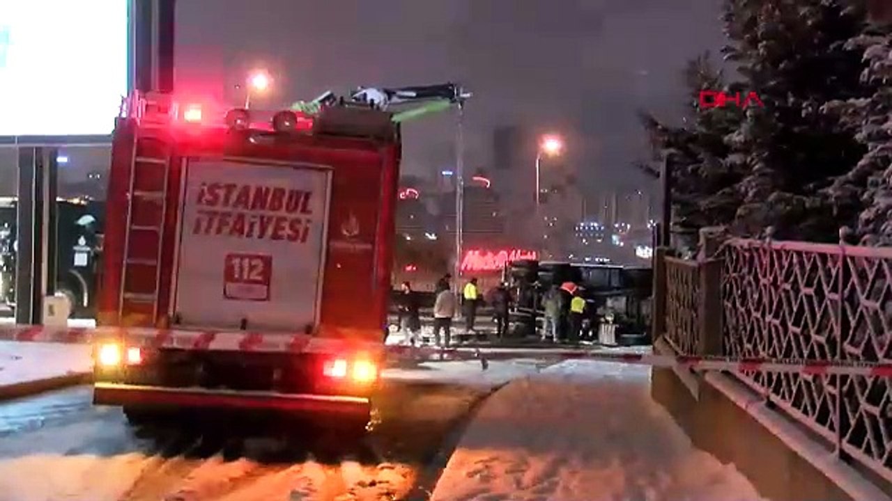 İstanbul- Beylikdüzü'nde, devrilen kar küreme aracının şoförü yaralandı