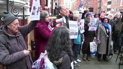 Assange clama "victoria" desde embajada de Ecuador en Londres