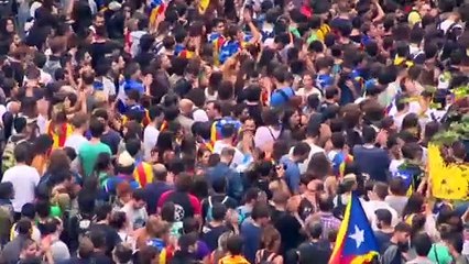 Decenas de miles protestan contra la violencia policial en Barcelona